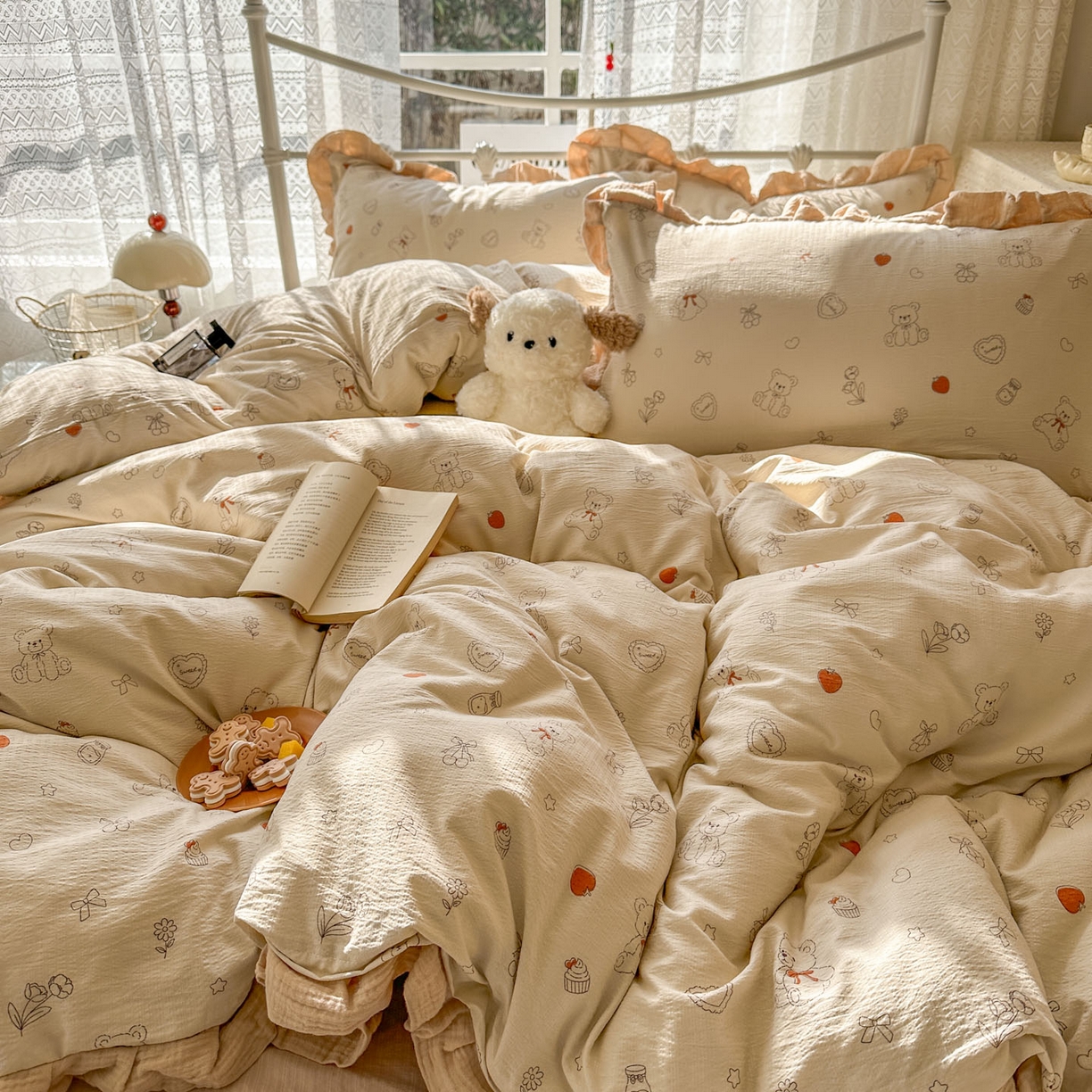 91家纺网 家纺一手货源 找家纺 颜选 2025新款全棉双层纱花边面料木棉四件套 玩偶幻想曲-全棉花边双层纱