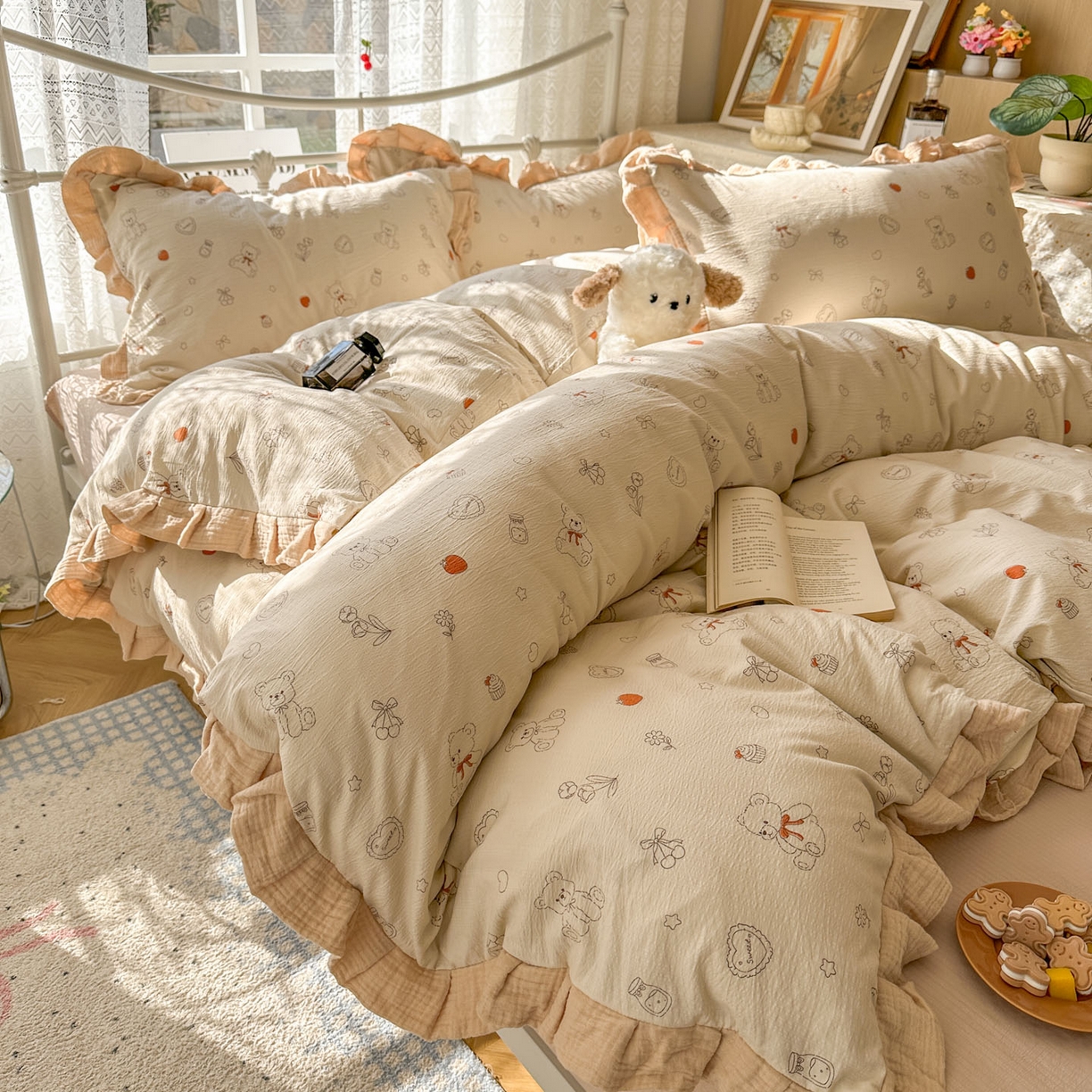 91家纺网 家纺一手货源 找家纺 颜选 2025新款全棉双层纱花边面料木棉四件套 玩偶幻想曲-全棉花边双层纱