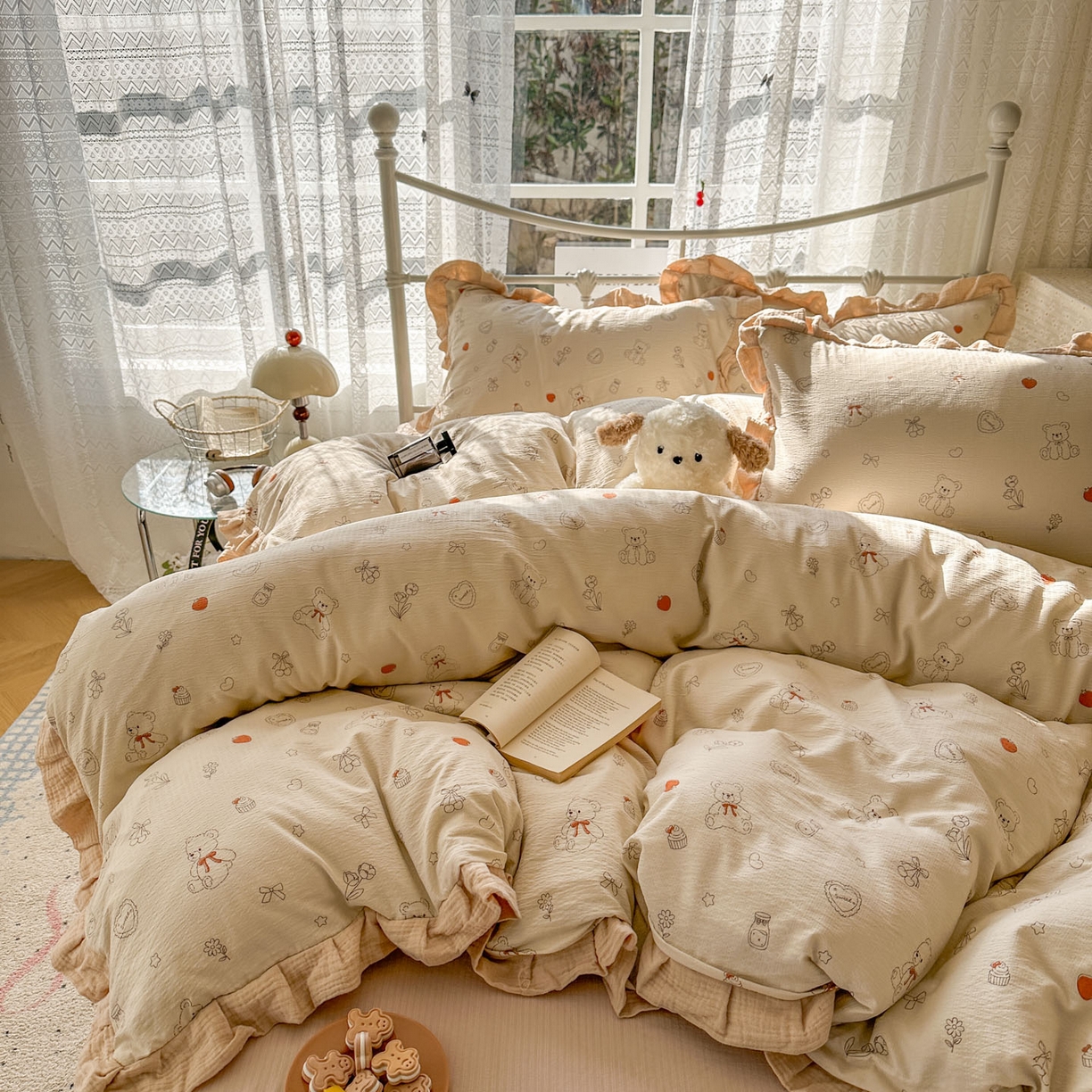 91家纺网 家纺一手货源 找家纺 颜选 2025新款全棉双层纱花边面料木棉四件套 玩偶幻想曲-全棉花边双层纱