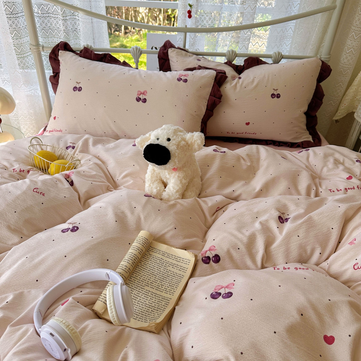 91家纺网 家纺一手货源 找家纺 颜选 2025新款全棉双层纱花边面料木棉四件套 樱桃-全棉花边双层纱