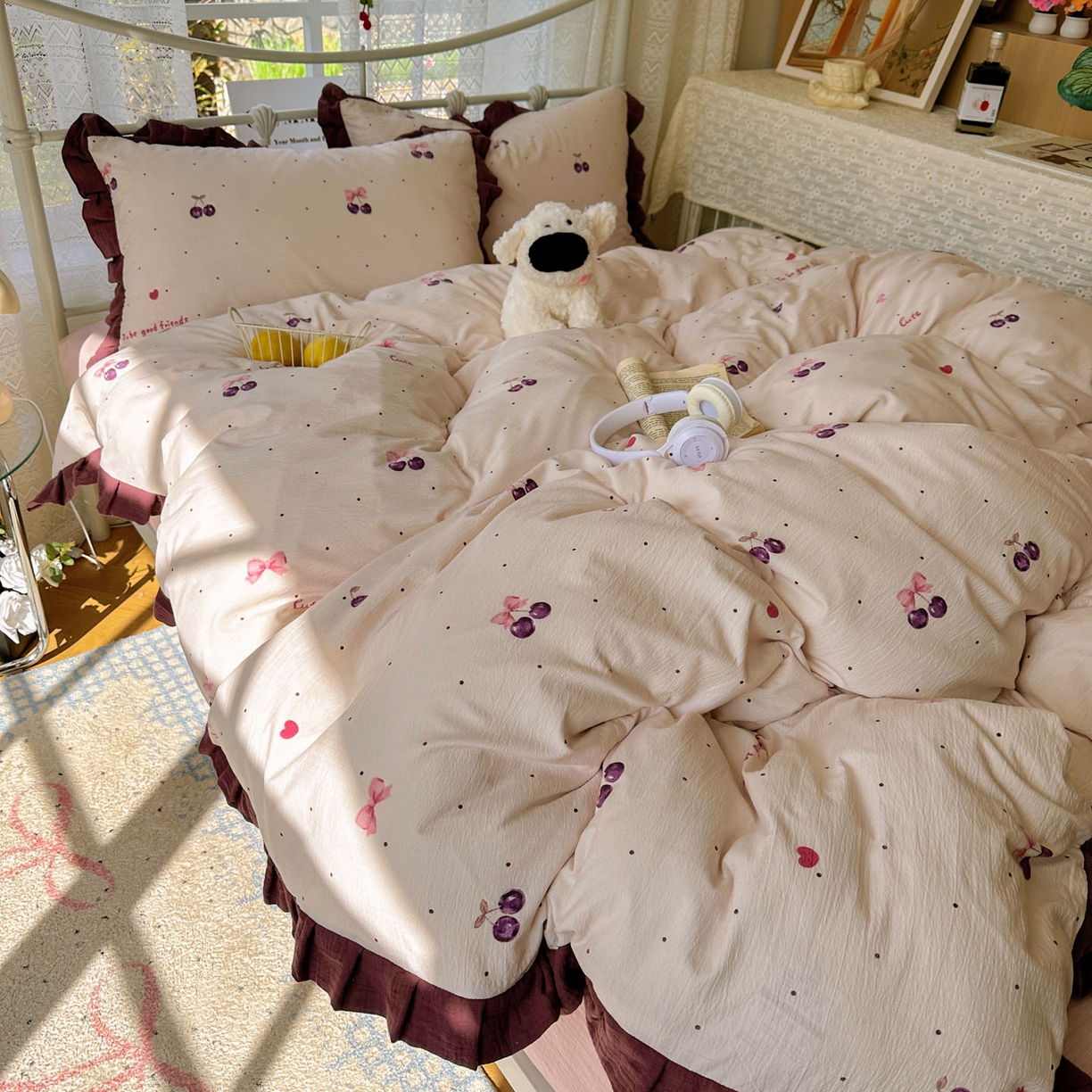 91家纺网 家纺一手货源 找家纺 颜选 2025新款全棉双层纱花边面料木棉四件套 樱桃-全棉花边双层纱