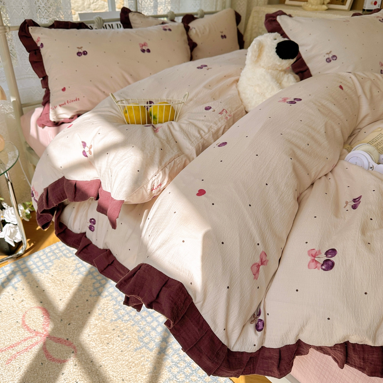 91家纺网 家纺一手货源 找家纺 颜选 2025新款全棉双层纱花边面料木棉四件套 樱桃-全棉花边双层纱