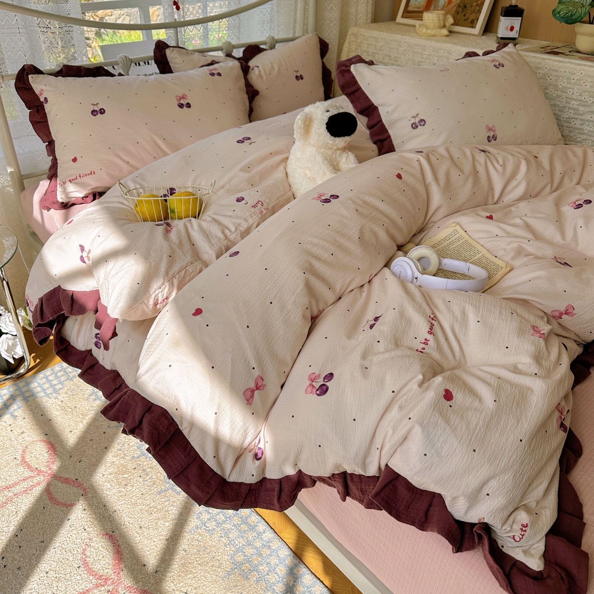 91家纺网 家纺一手货源 找家纺 颜选 2025新款全棉双层纱花边面料木棉四件套 樱桃-全棉花边双层纱