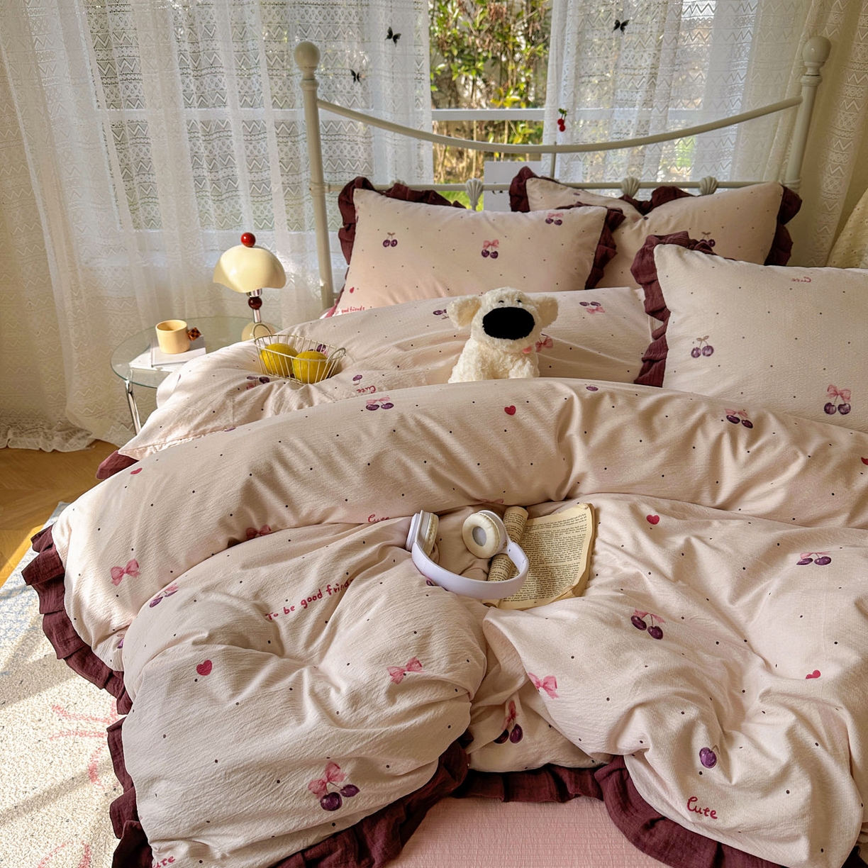 91家纺网 家纺一手货源 找家纺 颜选 2025新款全棉双层纱花边面料木棉四件套 樱桃-全棉花边双层纱