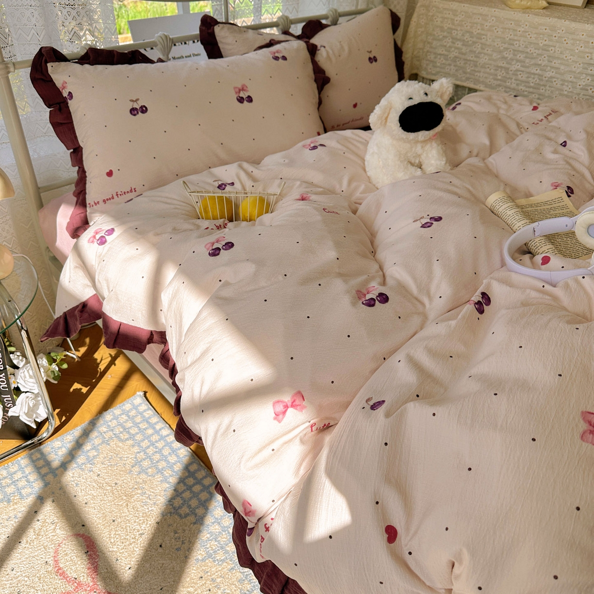 91家纺网 家纺一手货源 找家纺 颜选 2025新款全棉双层纱花边面料木棉四件套 樱桃-全棉花边双层纱