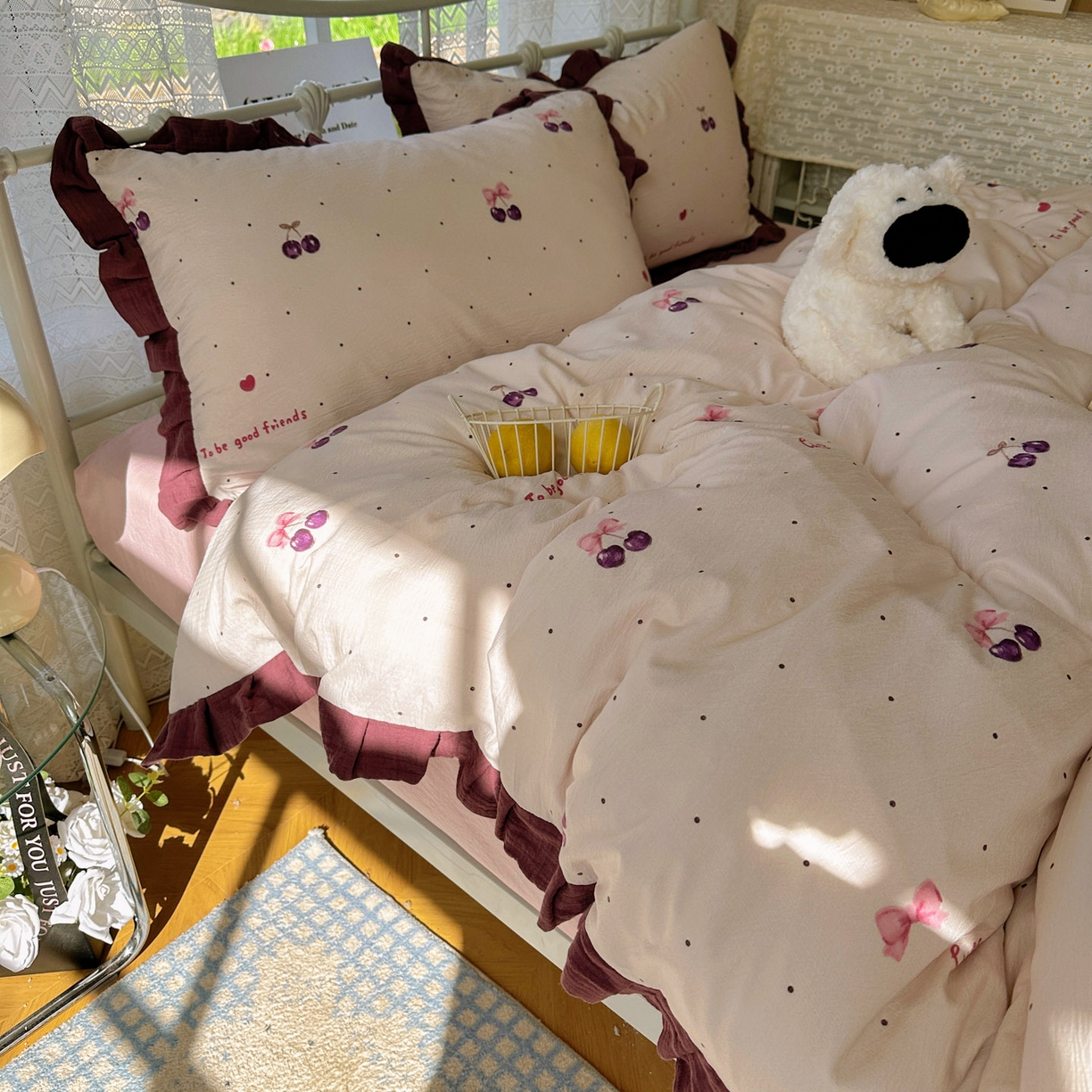 91家纺网 家纺一手货源 找家纺 颜选 2025新款全棉双层纱花边面料木棉四件套 樱桃-全棉花边双层纱