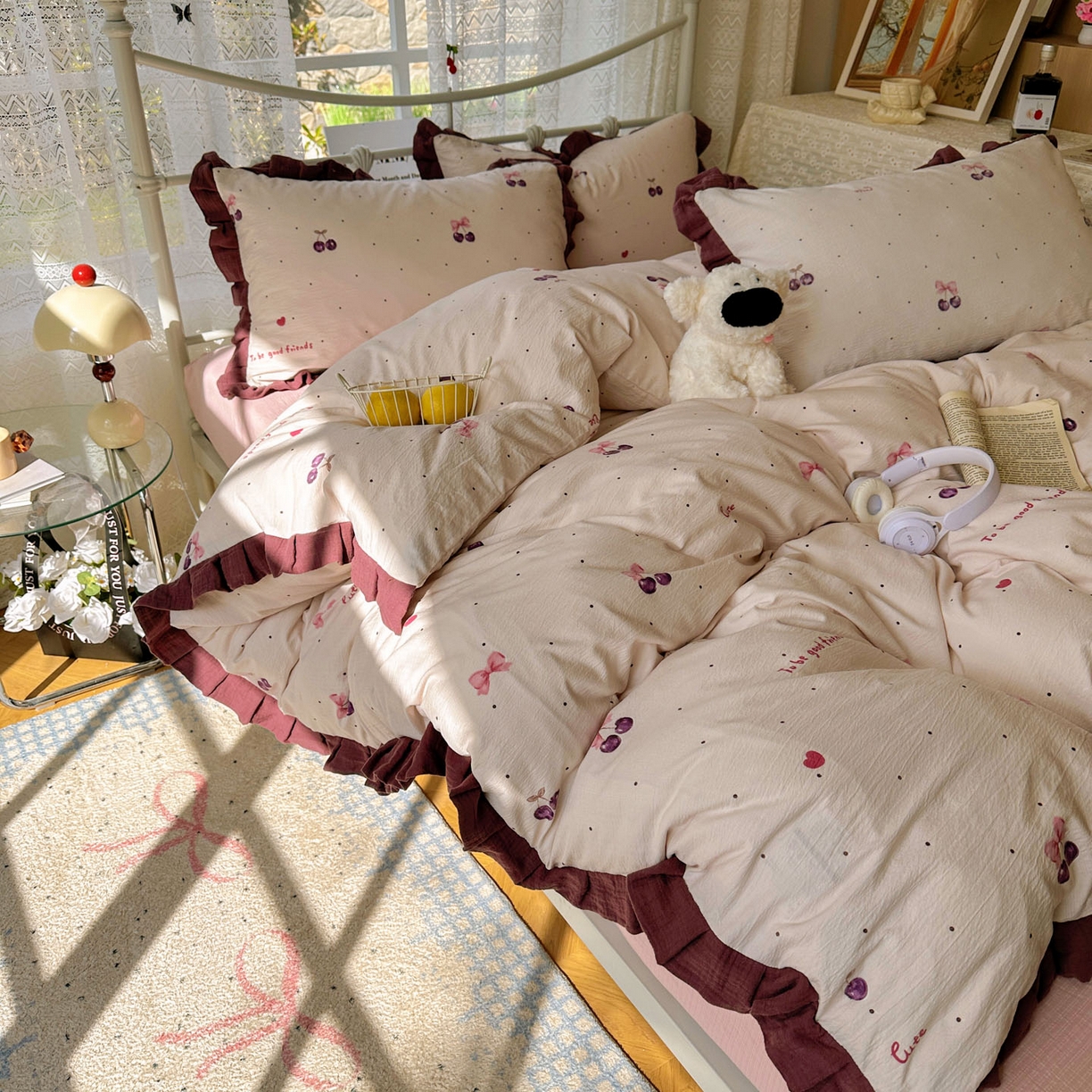 91家纺网 家纺一手货源 找家纺 颜选 2025新款全棉双层纱花边面料木棉四件套 樱桃-全棉花边双层纱