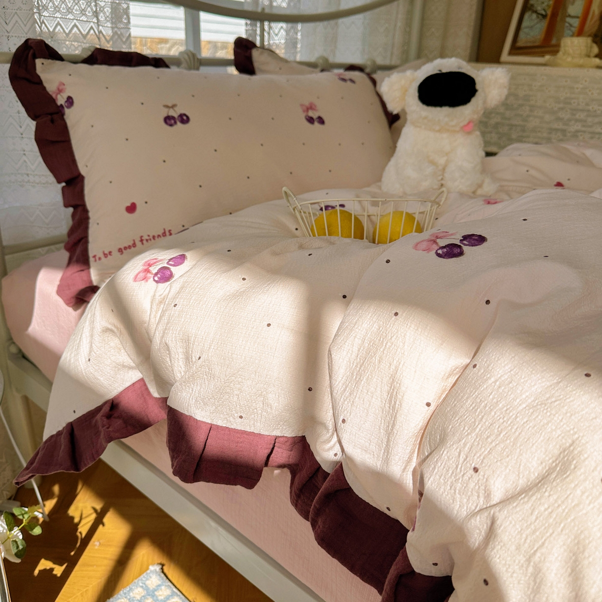 91家纺网 家纺一手货源 找家纺 颜选 2025新款全棉双层纱花边面料木棉四件套 樱桃-全棉花边双层纱