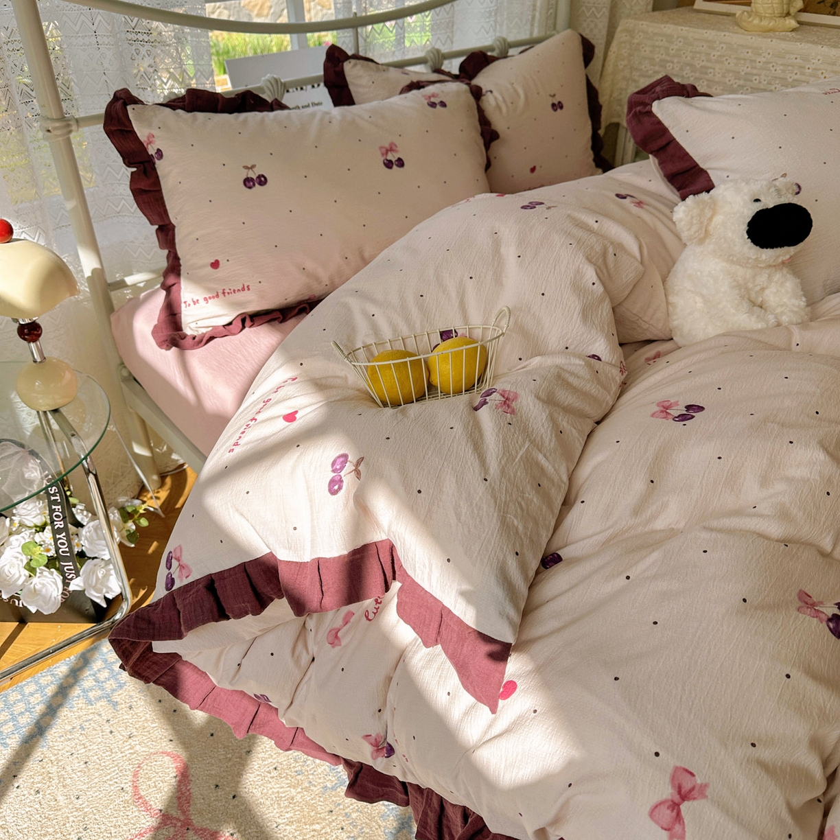 91家纺网 家纺一手货源 找家纺 颜选 2025新款全棉双层纱花边面料木棉四件套 樱桃-全棉花边双层纱