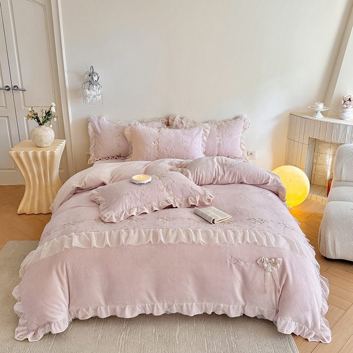 91家纺网 家纺一手货源 找家纺 （总）雅高家居 2025新款精致刺绣双层蕾丝花边公主风高克重全消光韩版加厚牛奶绒四件套