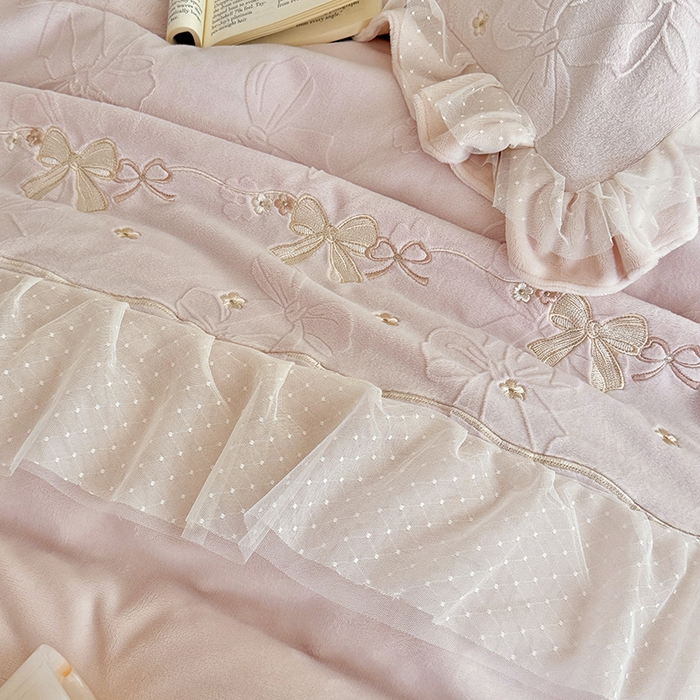 91家纺网 家纺一手货源 找家纺 雅高家居 2025新款精致刺绣双层蕾丝花边公主风高克重全消光牛奶绒四件套 邂逅-浅粉