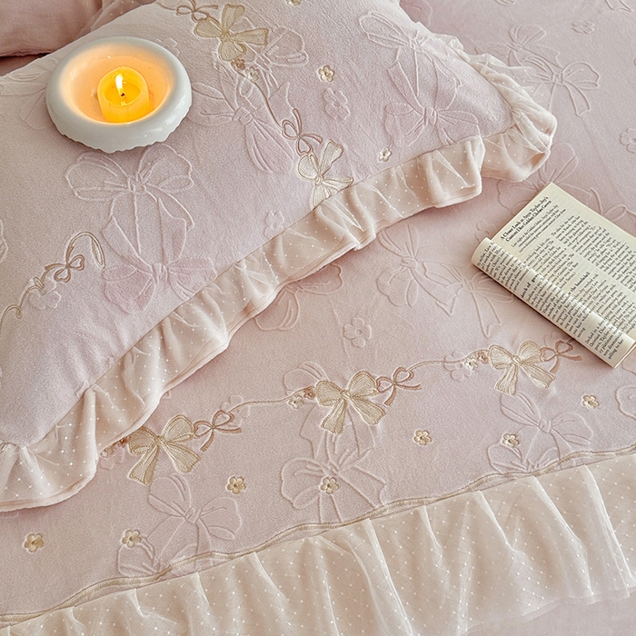 91家纺网 家纺一手货源 找家纺 雅高家居 2025新款精致刺绣双层蕾丝花边公主风高克重全消光牛奶绒四件套 邂逅-浅粉