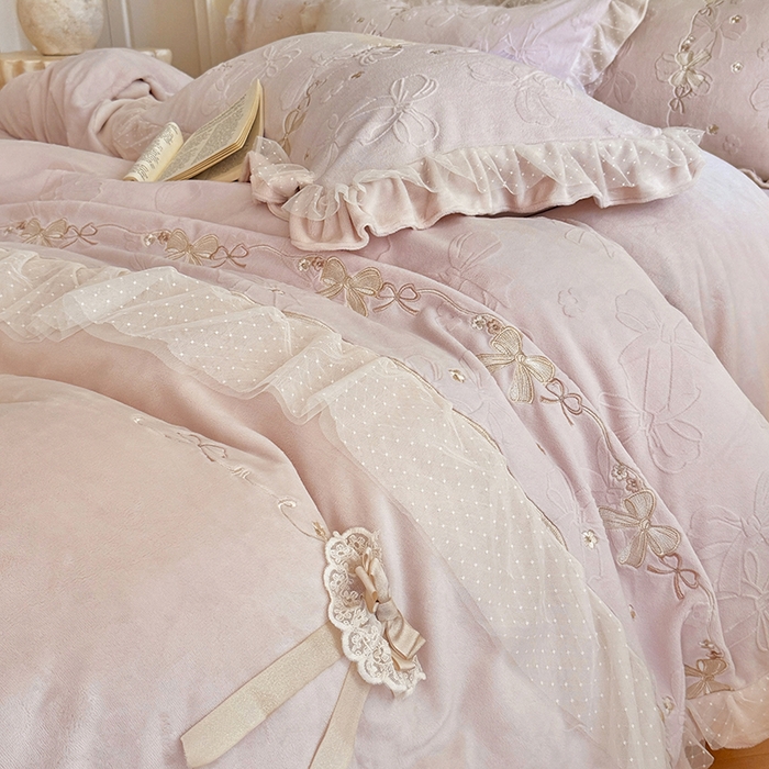 91家纺网 家纺一手货源 找家纺 雅高家居 2025新款精致刺绣双层蕾丝花边公主风高克重全消光牛奶绒四件套 邂逅-浅粉