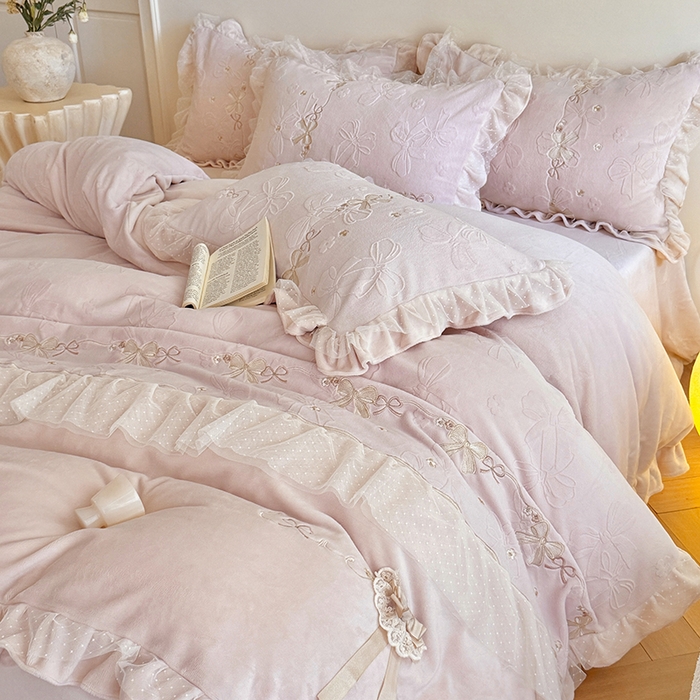 91家纺网 家纺一手货源 找家纺 （总）雅高家居 2025新款精致刺绣双层蕾丝花边公主风高克重全消光韩版加厚牛奶绒四件套