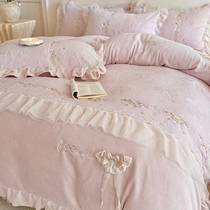 91家纺网 家纺一手货源 找家纺 雅高家居 2025新款精致刺绣双层蕾丝花边公主风高克重全消光牛奶绒四件套 邂逅-浅粉