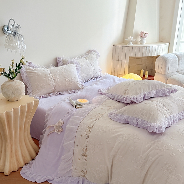 91家纺网 家纺一手货源 找家纺 雅高家居 2025新款精致刺绣双层蕾丝花边公主风高克重全消光牛奶绒四件套 邂逅-浅紫