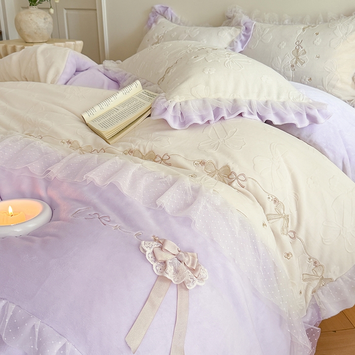 91家纺网 家纺一手货源 找家纺 雅高家居 2025新款精致刺绣双层蕾丝花边公主风高克重全消光牛奶绒四件套 邂逅-浅紫