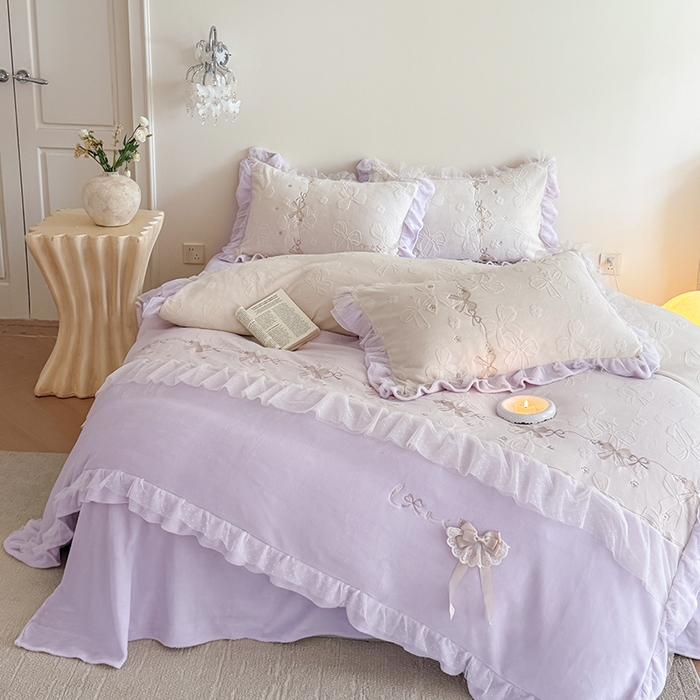 91家纺网 家纺一手货源 找家纺 雅高家居 2025新款精致刺绣双层蕾丝花边公主风高克重全消光牛奶绒四件套 邂逅-浅紫