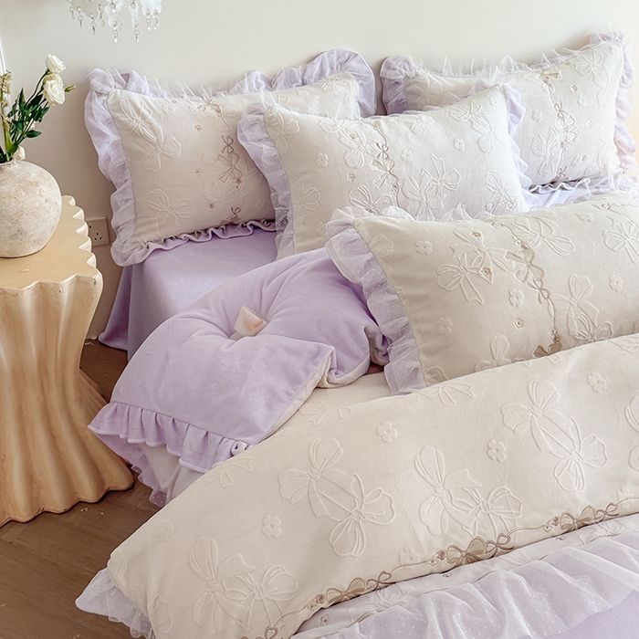 91家纺网 家纺一手货源 找家纺 雅高家居 2025新款精致刺绣双层蕾丝花边公主风高克重全消光牛奶绒四件套 邂逅-浅紫