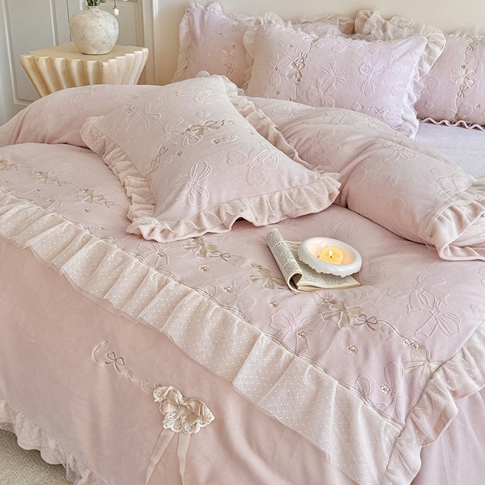 91家纺网 家纺一手货源 找家纺 雅高家居 2025新款精致刺绣双层蕾丝花边公主风高克重全消光牛奶绒四件套 邂逅-浅粉