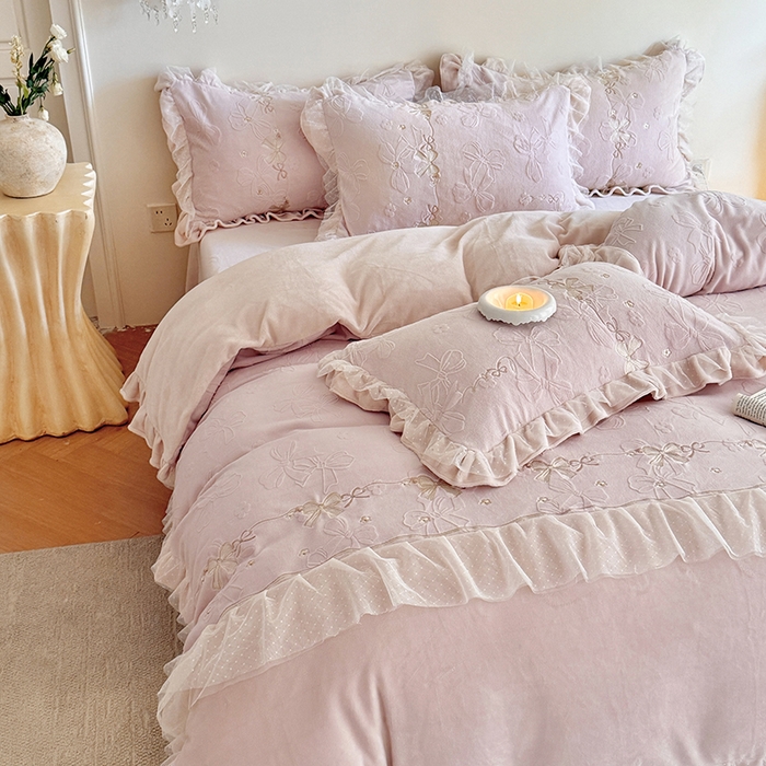 91家纺网 家纺一手货源 找家纺 雅高家居 2025新款精致刺绣双层蕾丝花边公主风高克重全消光牛奶绒四件套 邂逅-浅粉