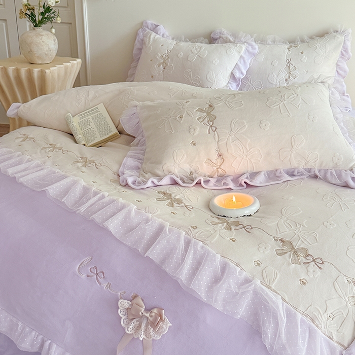 91家纺网 家纺一手货源 找家纺 雅高家居 2025新款精致刺绣双层蕾丝花边公主风高克重全消光牛奶绒四件套 邂逅-浅紫