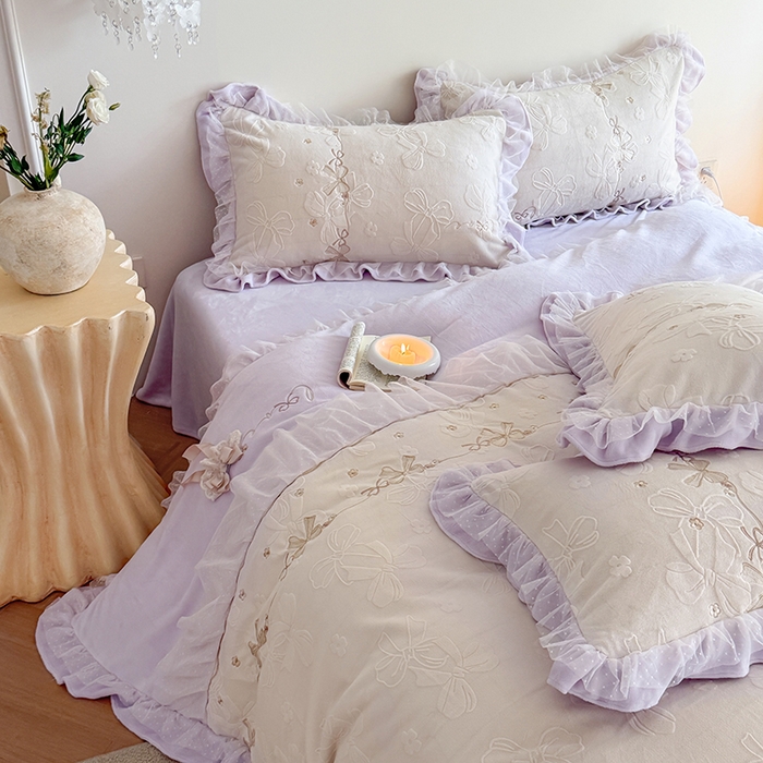 91家纺网 家纺一手货源 找家纺 雅高家居 2025新款精致刺绣双层蕾丝花边公主风高克重全消光牛奶绒四件套 邂逅-浅紫