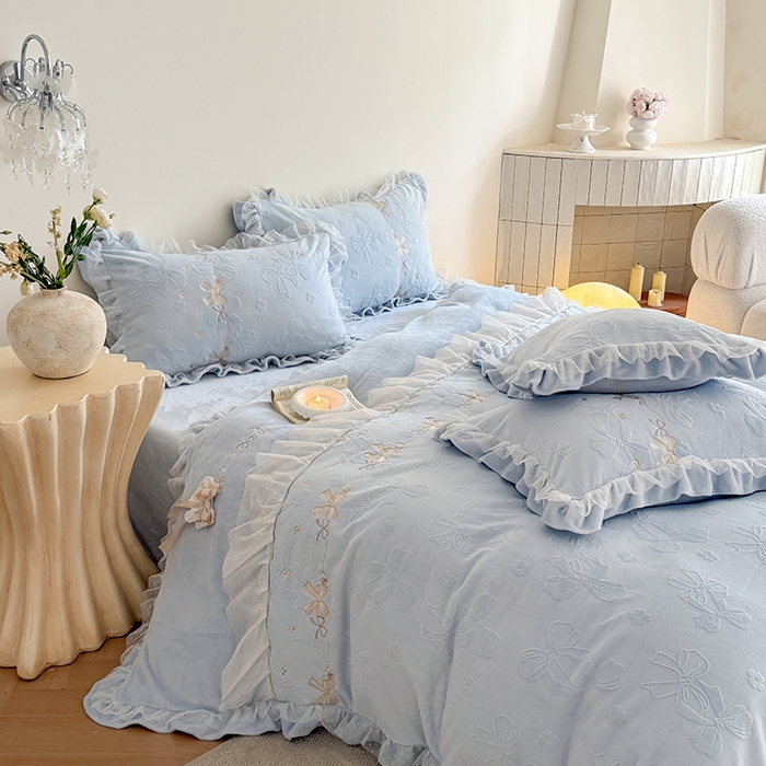 91家纺网 家纺一手货源 找家纺 雅高家居 2025新款精致刺绣双层蕾丝花边公主风高克重全消光牛奶绒四件套 邂逅-浅蓝