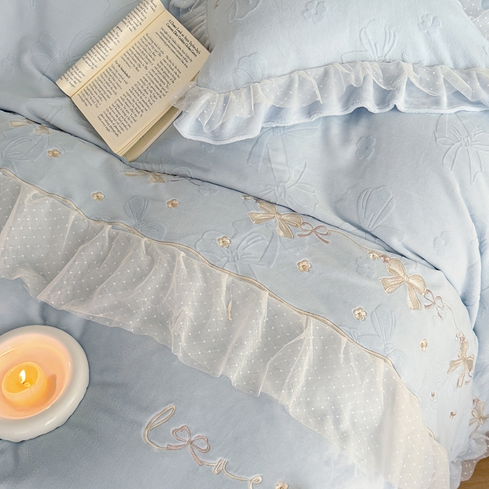 91家纺网 家纺一手货源 找家纺 雅高家居 2025新款精致刺绣双层蕾丝花边公主风高克重全消光牛奶绒四件套 邂逅-浅蓝