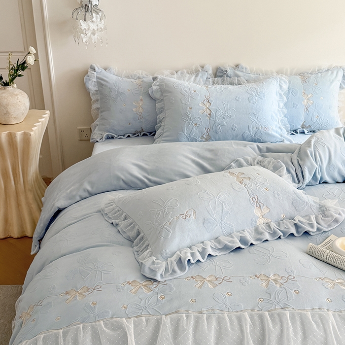 91家纺网 家纺一手货源 找家纺 雅高家居 2025新款精致刺绣双层蕾丝花边公主风高克重全消光牛奶绒四件套 邂逅-浅蓝