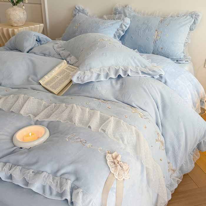 91家纺网 家纺一手货源 找家纺 雅高家居 2025新款精致刺绣双层蕾丝花边公主风高克重全消光牛奶绒四件套 邂逅-浅蓝