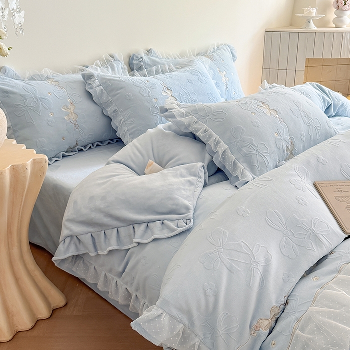 91家纺网 家纺一手货源 找家纺 雅高家居 2025新款精致刺绣双层蕾丝花边公主风高克重全消光牛奶绒四件套 邂逅-浅蓝