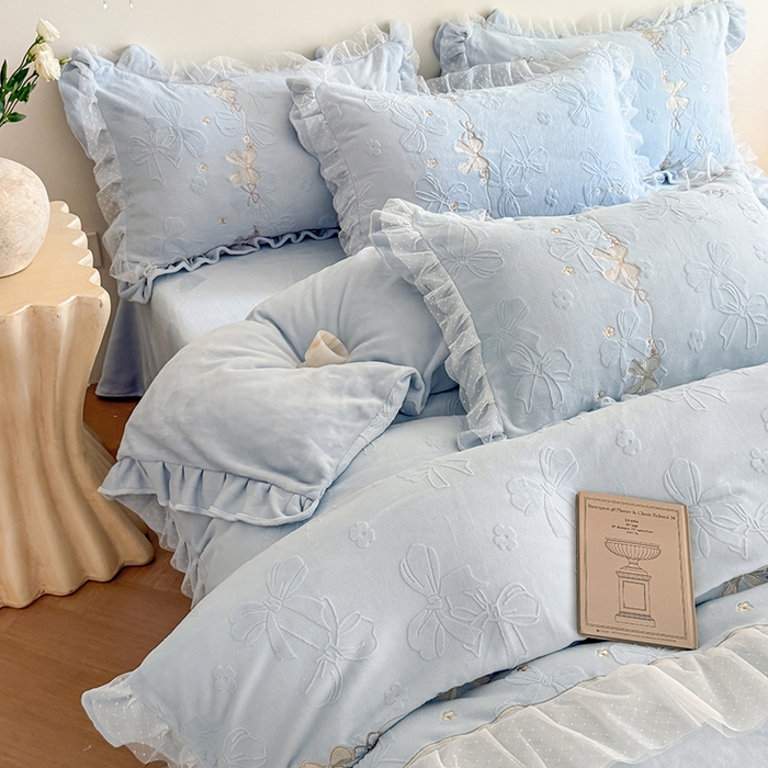 91家纺网 家纺一手货源 找家纺 雅高家居 2025新款精致刺绣双层蕾丝花边公主风高克重全消光牛奶绒四件套 邂逅-浅蓝