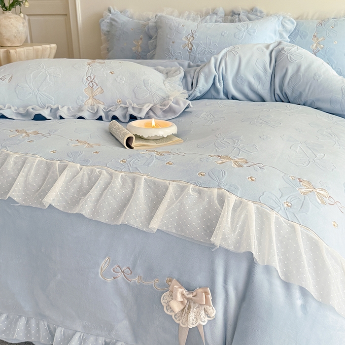 91家纺网 家纺一手货源 找家纺 雅高家居 2025新款精致刺绣双层蕾丝花边公主风高克重全消光牛奶绒四件套 邂逅-浅蓝