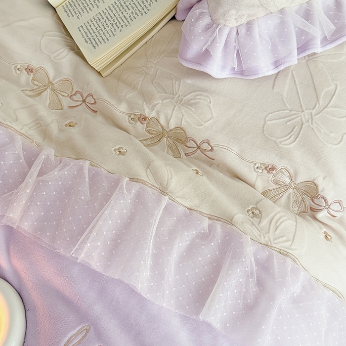 91家纺网 家纺一手货源 找家纺 雅高家居 2025新款精致刺绣双层蕾丝花边公主风高克重全消光牛奶绒四件套 邂逅-浅紫