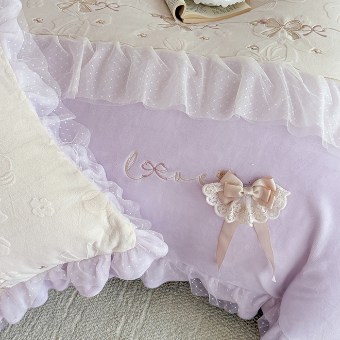 91家纺网 家纺一手货源 找家纺 雅高家居 2025新款精致刺绣双层蕾丝花边公主风高克重全消光牛奶绒四件套 邂逅-浅紫