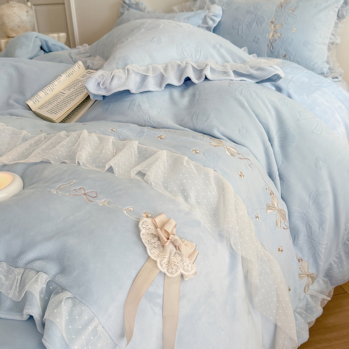 91家纺网 家纺一手货源 找家纺 雅高家居 2025新款精致刺绣双层蕾丝花边公主风高克重全消光牛奶绒四件套 邂逅-浅蓝