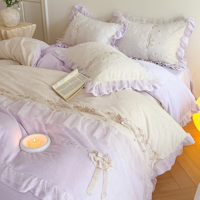 91家纺网 家纺一手货源 找家纺 雅高家居 2025新款精致刺绣双层蕾丝花边公主风高克重全消光牛奶绒四件套 邂逅-浅紫