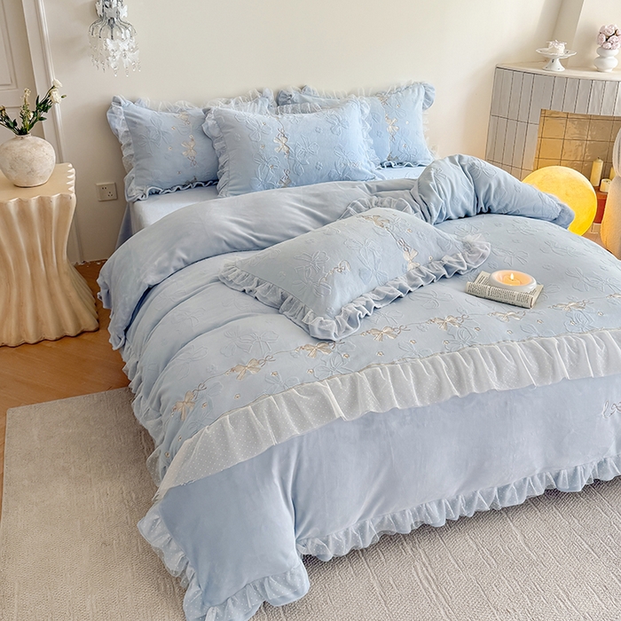 91家纺网 家纺一手货源 找家纺 雅高家居 2025新款精致刺绣双层蕾丝花边公主风高克重全消光牛奶绒四件套 邂逅-浅蓝