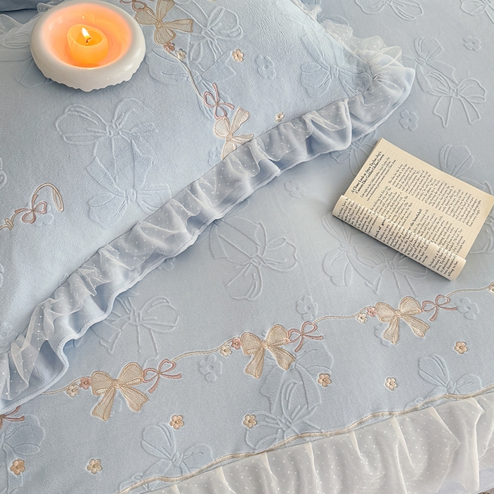 91家纺网 家纺一手货源 找家纺 雅高家居 2025新款精致刺绣双层蕾丝花边公主风高克重全消光牛奶绒四件套 邂逅-浅蓝