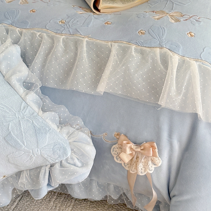 91家纺网 家纺一手货源 找家纺 雅高家居 2025新款精致刺绣双层蕾丝花边公主风高克重全消光牛奶绒四件套 邂逅-浅蓝