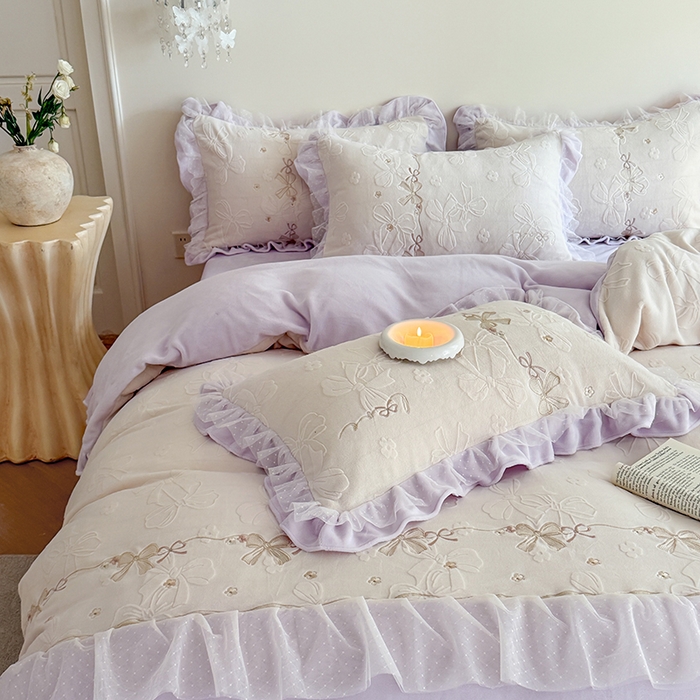 91家纺网 家纺一手货源 找家纺 雅高家居 2025新款精致刺绣双层蕾丝花边公主风高克重全消光牛奶绒四件套 邂逅-浅紫