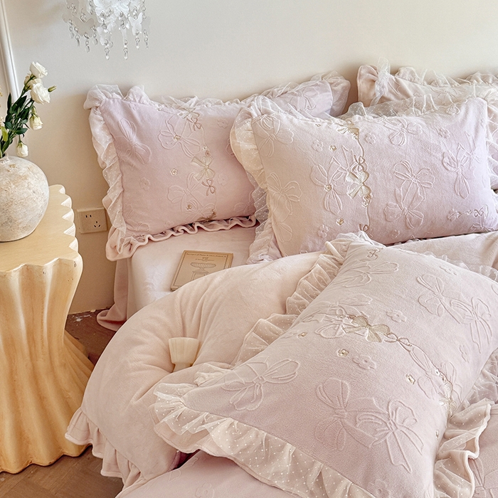 91家纺网 家纺一手货源 找家纺 雅高家居 2025新款精致刺绣双层蕾丝花边公主风高克重全消光牛奶绒四件套 邂逅-浅粉