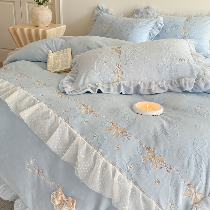 91家纺网 家纺一手货源 找家纺 雅高家居 2025新款精致刺绣双层蕾丝花边公主风高克重全消光牛奶绒四件套 邂逅-浅蓝