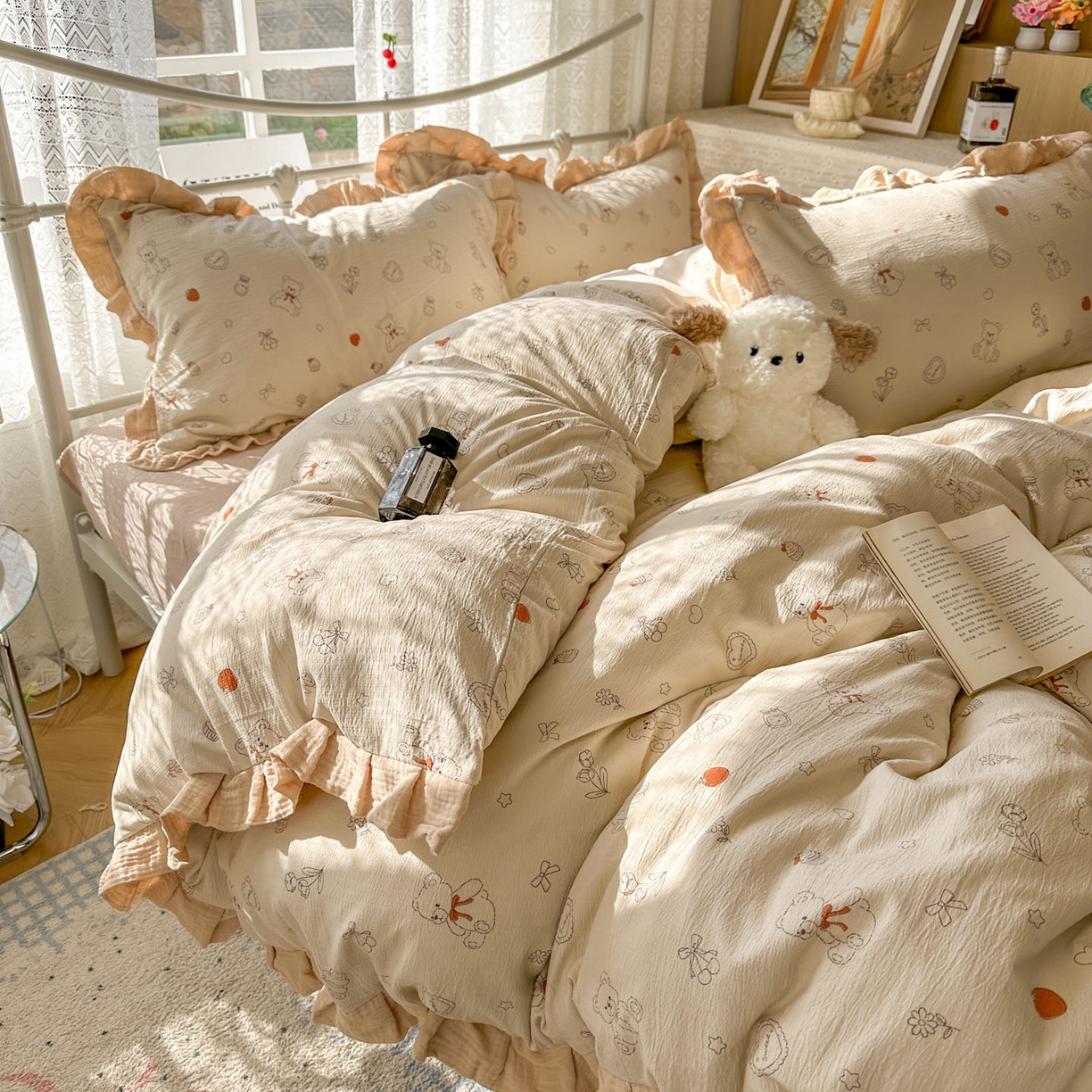 91家纺网 家纺一手货源 找家纺 颜选 2025新款全棉双层纱花边面料木棉四件套 玩偶幻想曲-全棉花边双层纱