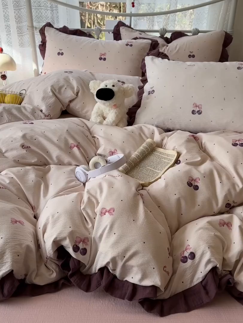 91家纺网 家纺一手货源 找家纺 颜选 2025新款全棉双层纱花边面料木棉四件套 樱桃-全棉花边双层纱