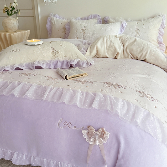 91家纺网 家纺一手货源 找家纺 雅高家居 2025新款精致刺绣双层蕾丝花边公主风高克重全消光牛奶绒四件套 邂逅-浅紫