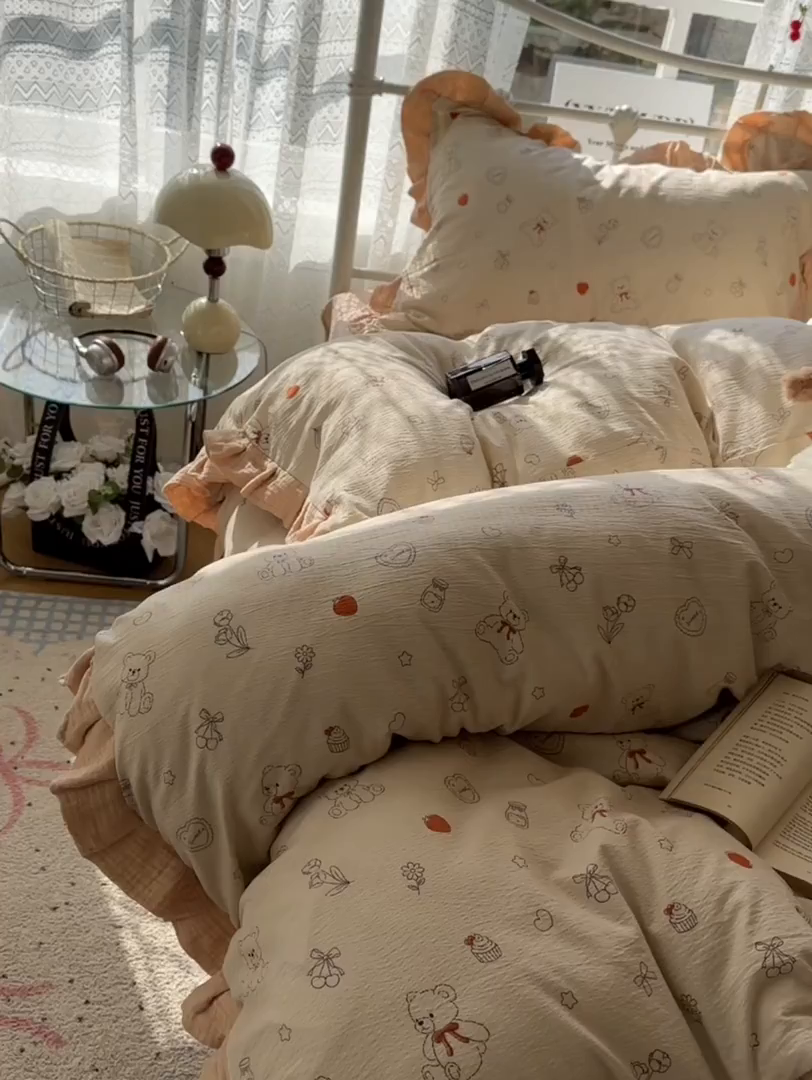 91家纺网 家纺一手货源 找家纺 颜选 2025新款全棉双层纱花边面料木棉四件套 玩偶幻想曲-全棉花边双层纱