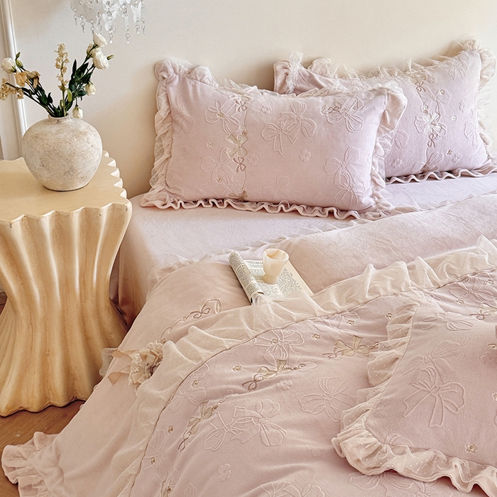 91家纺网 家纺一手货源 找家纺 雅高家居 2025新款精致刺绣双层蕾丝花边公主风高克重全消光牛奶绒四件套 邂逅-浅粉