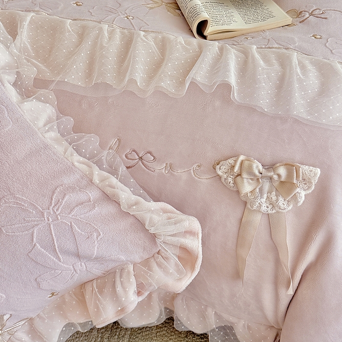 91家纺网 家纺一手货源 找家纺 雅高家居 2025新款精致刺绣双层蕾丝花边公主风高克重全消光牛奶绒四件套 邂逅-浅粉